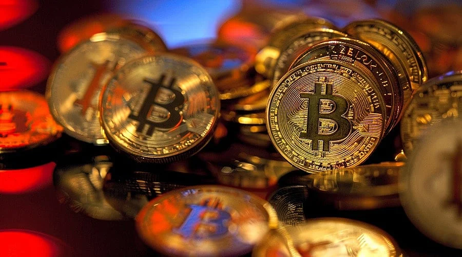 Bitcoin Drops to USD 83K Amid Oil Surge and Crypto Selloff
