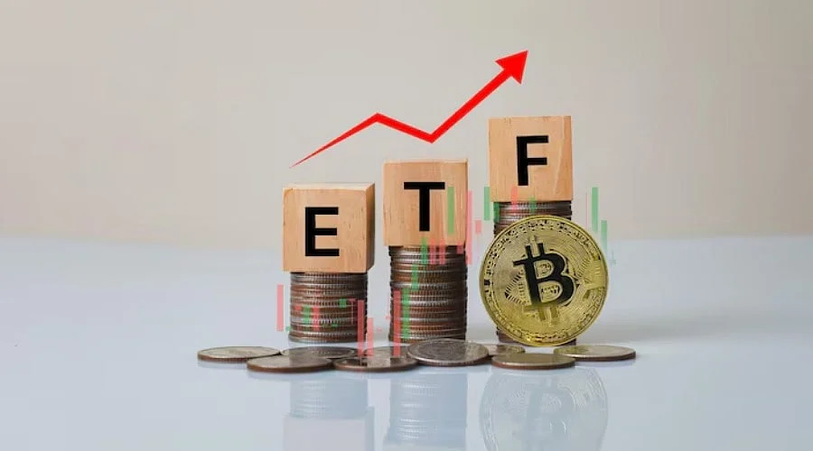 Bitcoin Stays Near $83,300 as ETF Inflows Ease Prior to PCE Report