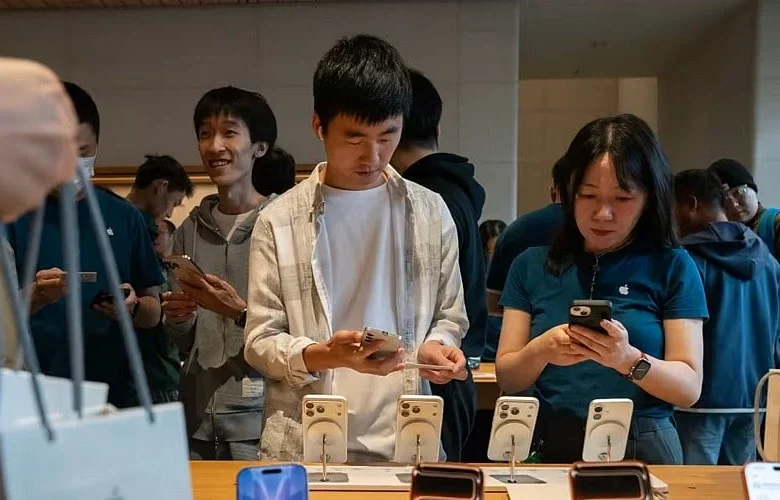 Global Phone Sales Drop as Memory Chip Shortage Raises Prices