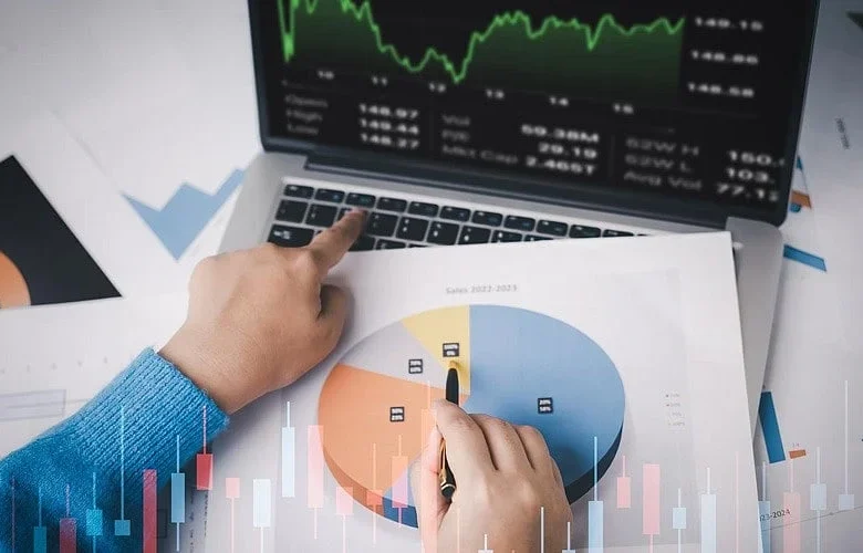 How Analysts Track Crypto Prices Using Support and Momentum
