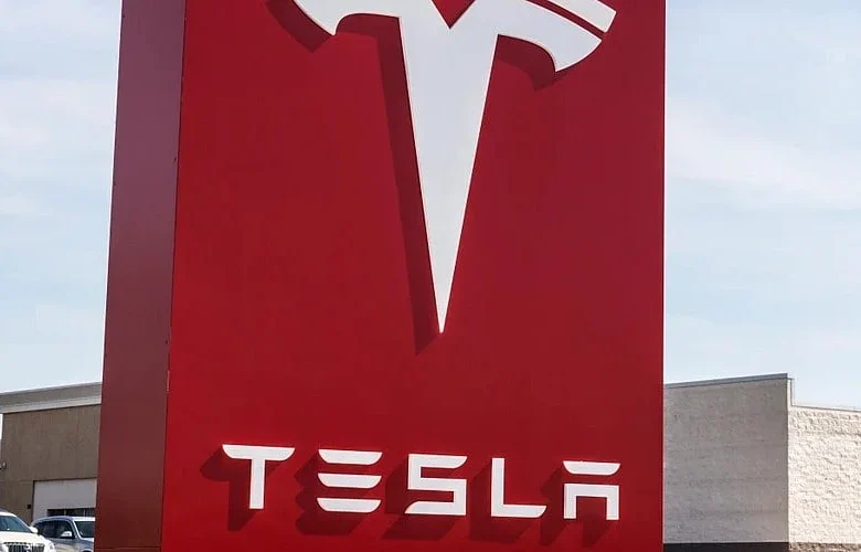 Tesla Shares Climb Amid SpaceX Merger Speculation