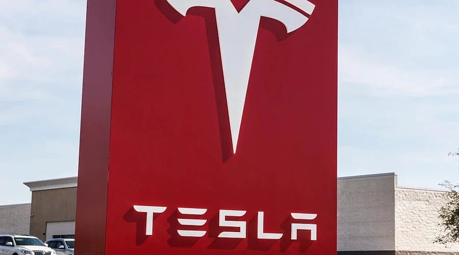 Tesla Shares Climb Amid SpaceX Merger Speculation