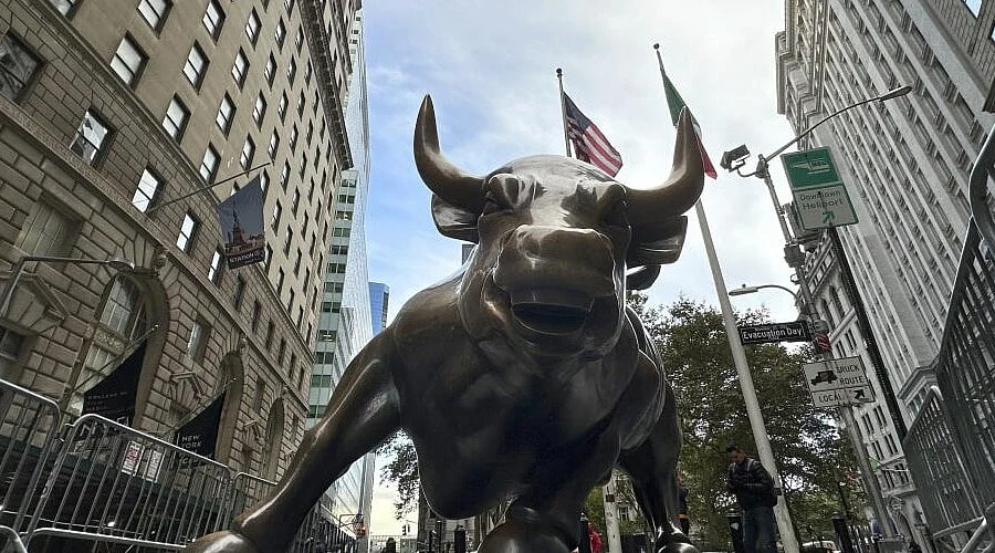 Wall Street Drops Amid AI Share Decline and Rising Oil Costs
